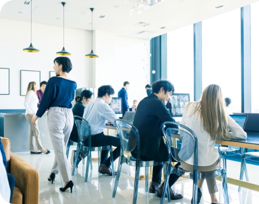 オフィスで働く様子