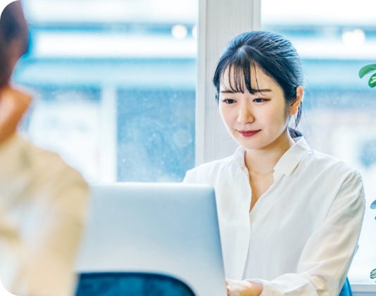 オフィスで働く様子